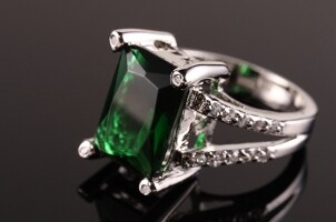 Beautiful green emerald and diamond ring